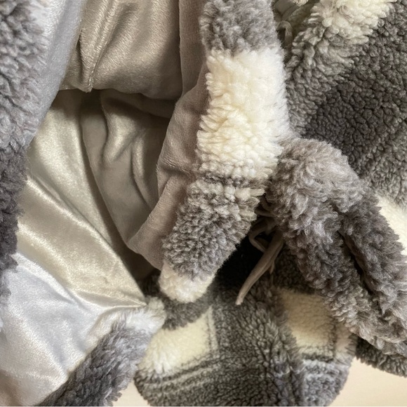 Aspen NWT Faux Fur Tree Skirt 56” Grey Gray White Plaid Sherpa - Picture 7 of 8